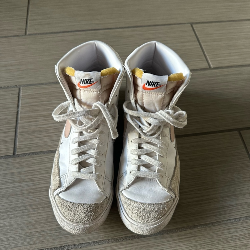 Nike Women's Blazer Mid 77 Shoes